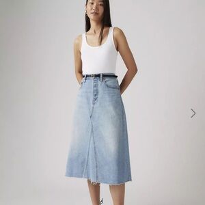 NWT Levi's® Premium
HIGH-RISE A-LINE DECON SKIRT size 32
